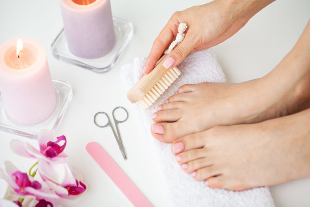 Soin des pieds en institut : ongles, brosse et accessoires de pédicure