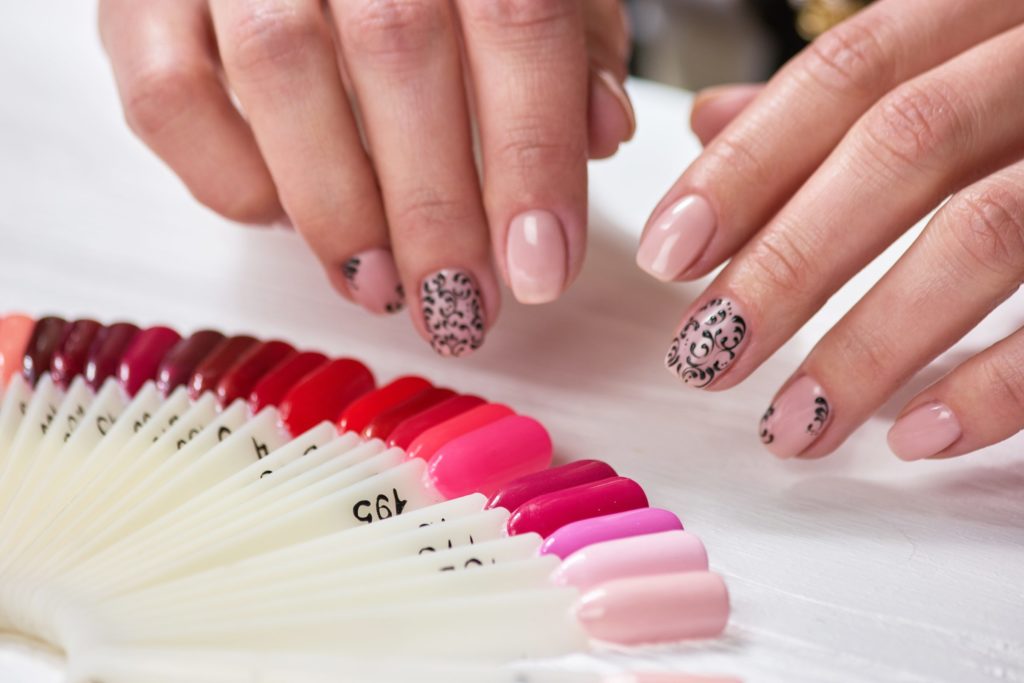 Onglerie à Strasbourg : ongles en gel et palette de vernis